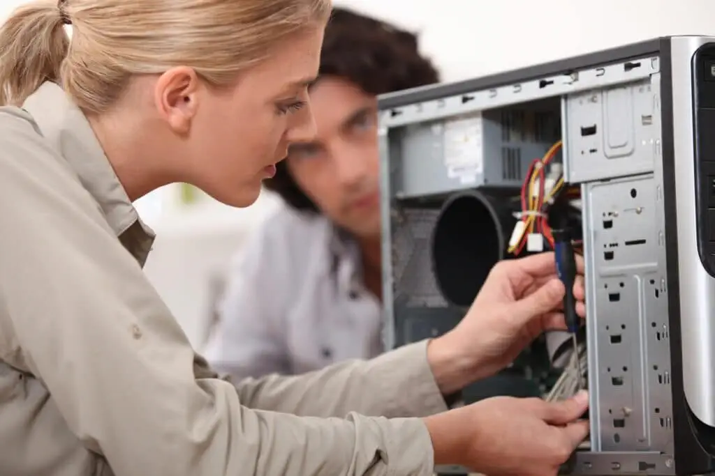 Frau repariert eine Computerfestplatte